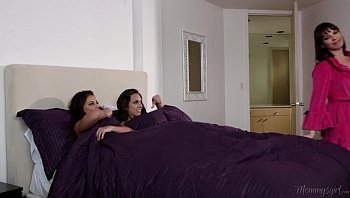 sisters eating ass