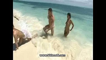 upakirt at the beach